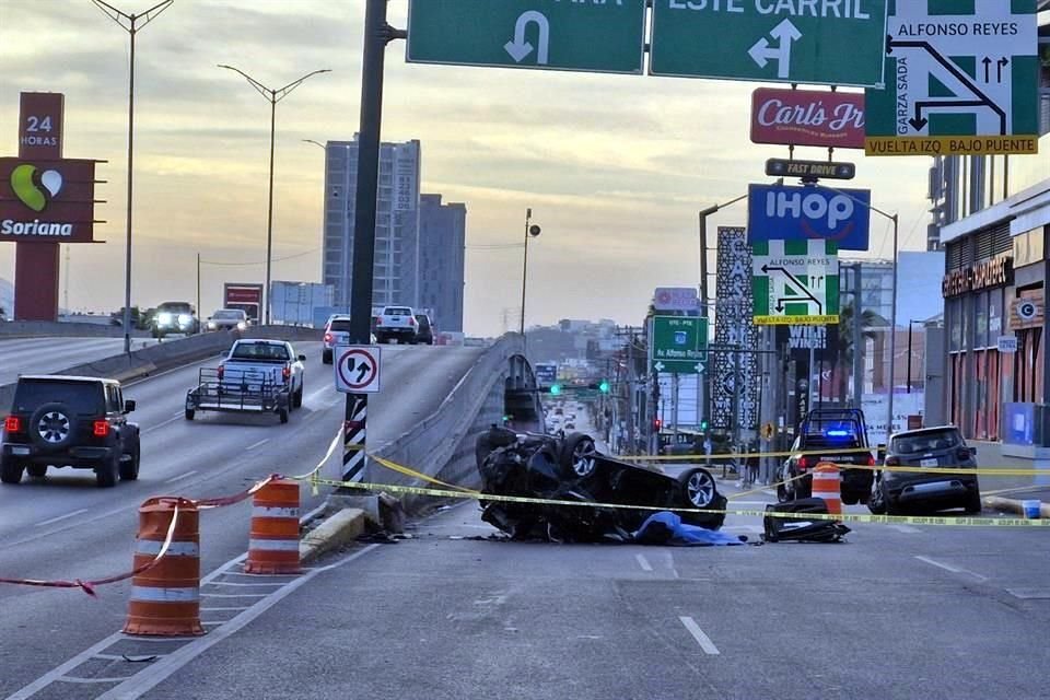 El conductor falleció tras volcar, luego de chocar contra una camioneta, en la Avenida Garza Sada.