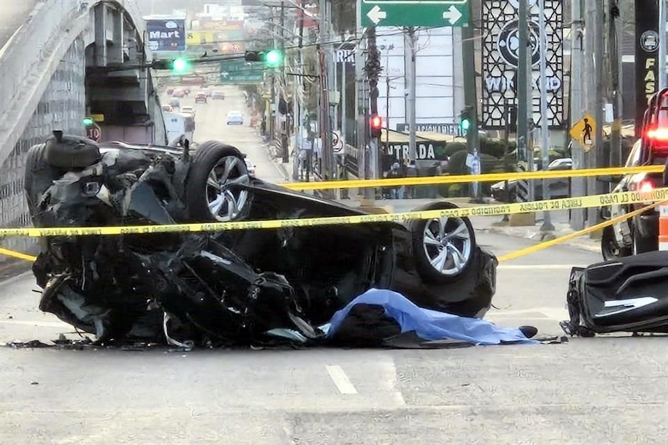 El conductor falleció tras volcar, luego de chocar contra una camioneta, en la Avenida Garza Sada.