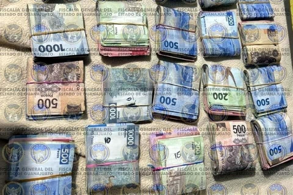 A estas personas se les halló en posesión de diversas dosis de droga, así como casquillos de diversos calibres y fajos de billetes.