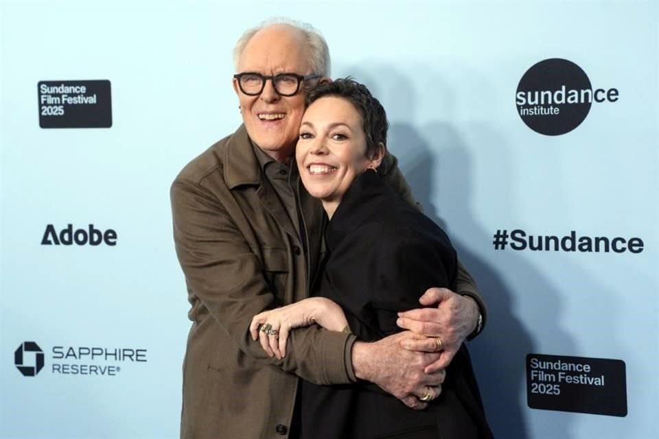 John Lithgow, izquierda, y Olivia Colman asisten al estreno de 'Jimpa' durante el Festival de Cine de Sundance.