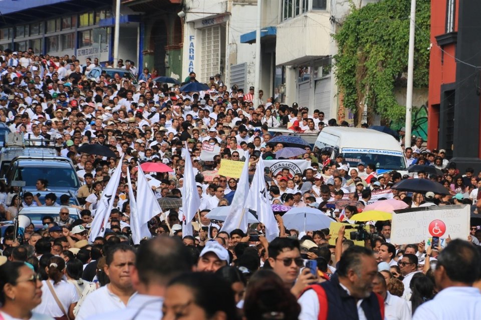 Manifestantes convocados por Morena se movilizaron en Villahermosa, Tabasco, contra la inseguridad heredada por gobiernos del mismo partido.