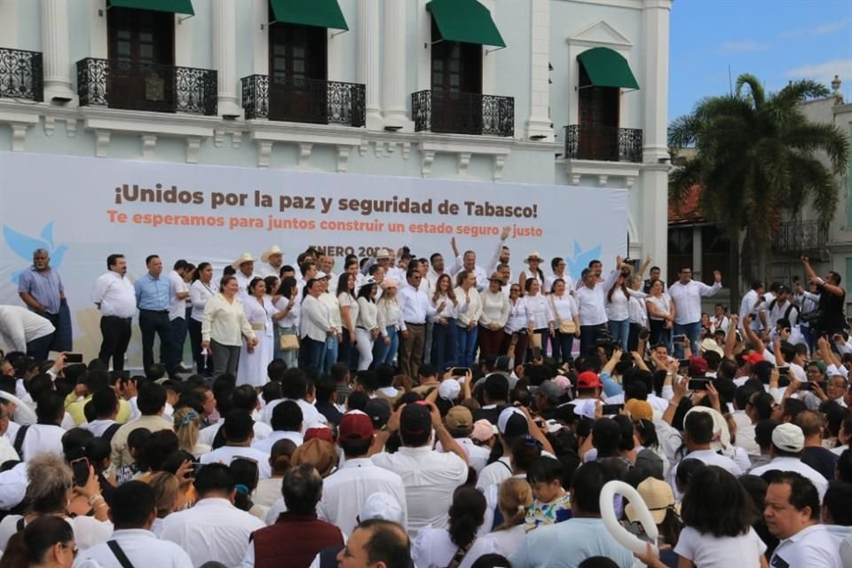 En la manifestación participaron también los principales sindicatos de trabajadores y funcionarios estatales.