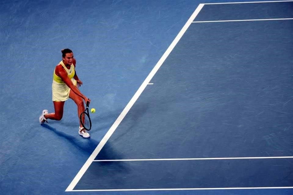 Keys se puso por delante 5-1 en 20 minutos con algo de suerte, antes de conceder un quiebre con un revés desviado, pero Sabalenka regaló a su oponente un punto de set con su cuarta doble falta.