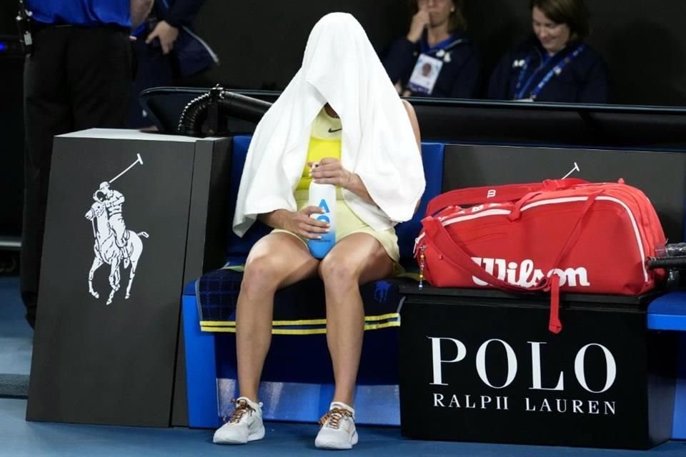 Sabalenka rompía su raqueta y se cubría la cara con una toalla antes de ponerse a sollozar.