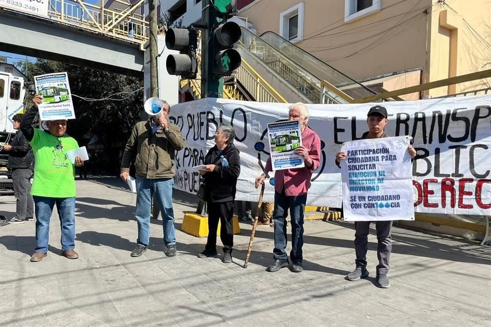 Integrantes de Transporte Digno Saltillo se suman a protesta contra el tarifazo en Monterrey en miras de colaborar para frenar aumento.