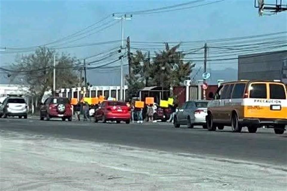  Tras la muerte de una estudiante de 18 años, los vecinos bloquearon la Carretera a Laredo, en Ciénega de Flores.