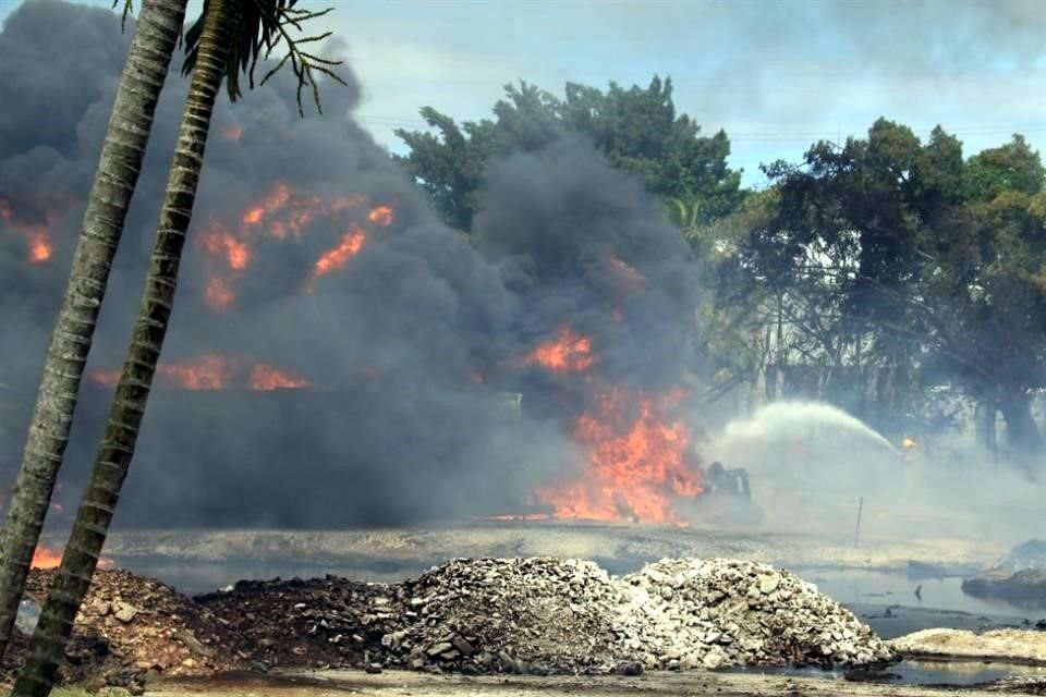 Un presunto centro huachicolero del municipio tabasqueño de Centro se incendió, sin que hasta el momento se hayan reportado heridos o muertos.