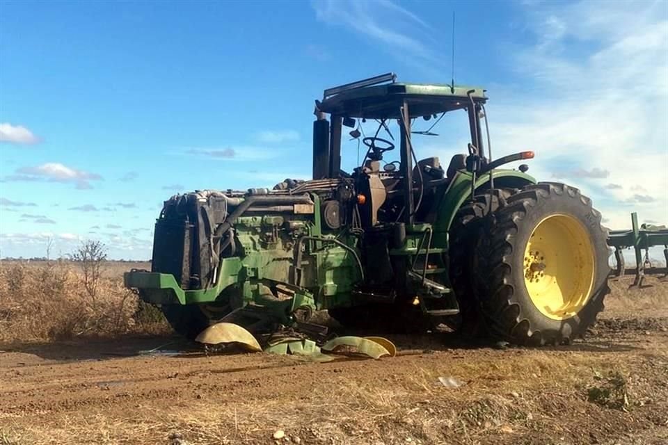 Un tractor resulta incendiado tras pisar un presunto artefacto explosivo en San Fernando, Tamaulipas