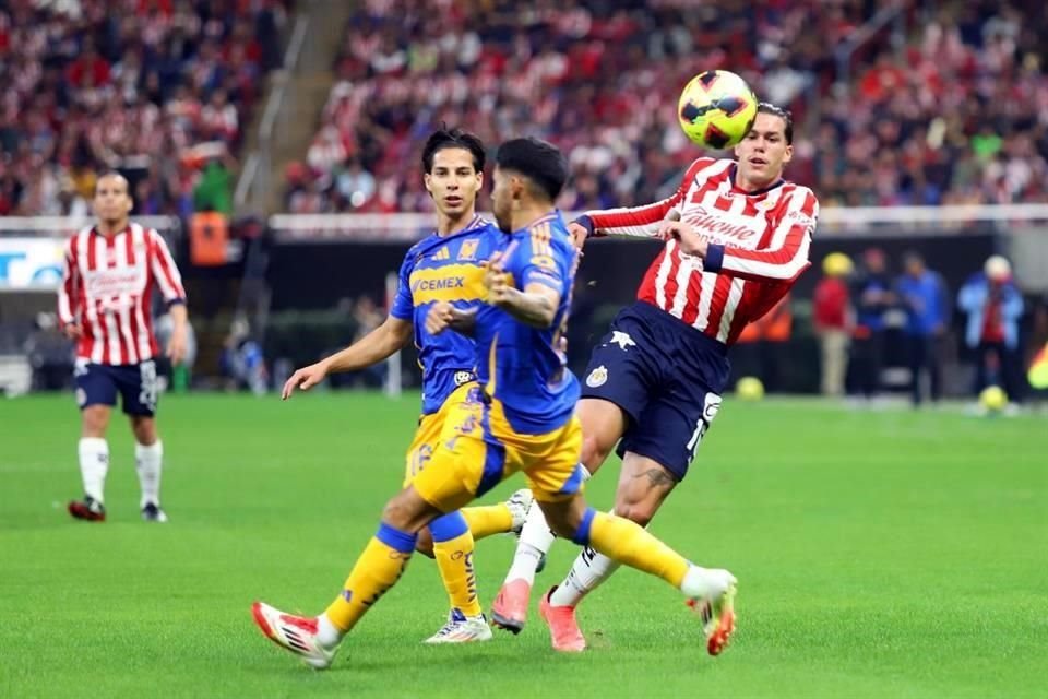 Con la desventaja tempranera, Tigres poco a poco comenzó a atacar.