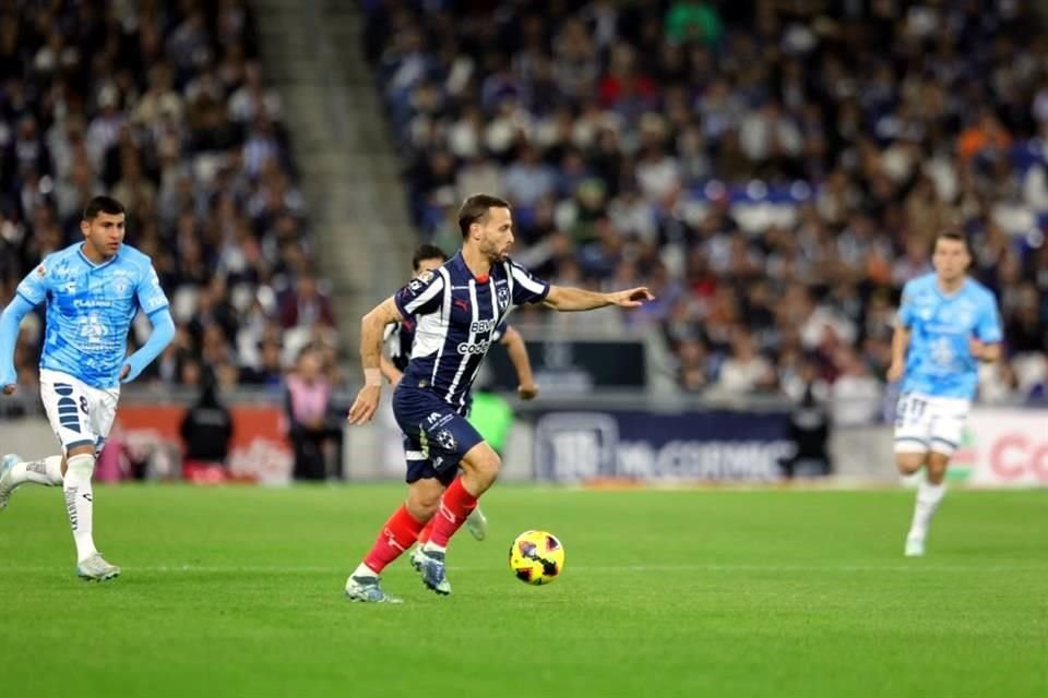 Sergio Canales tomó el control del partido desde el arranque.