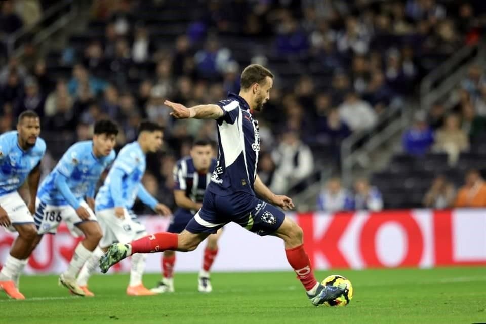 El 1-0 para Rayados llegó por la vía del penal.