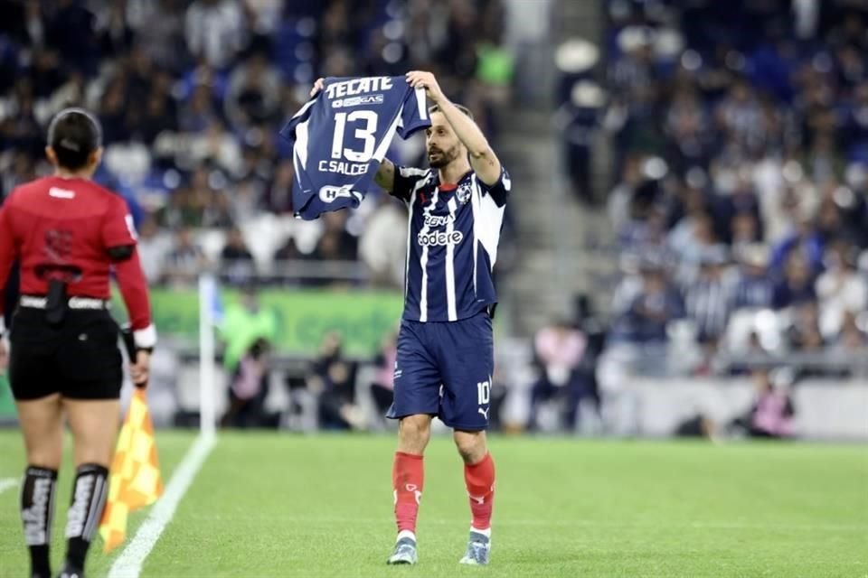 Canales celebró mostrando la playera de Carlos Salcedo.