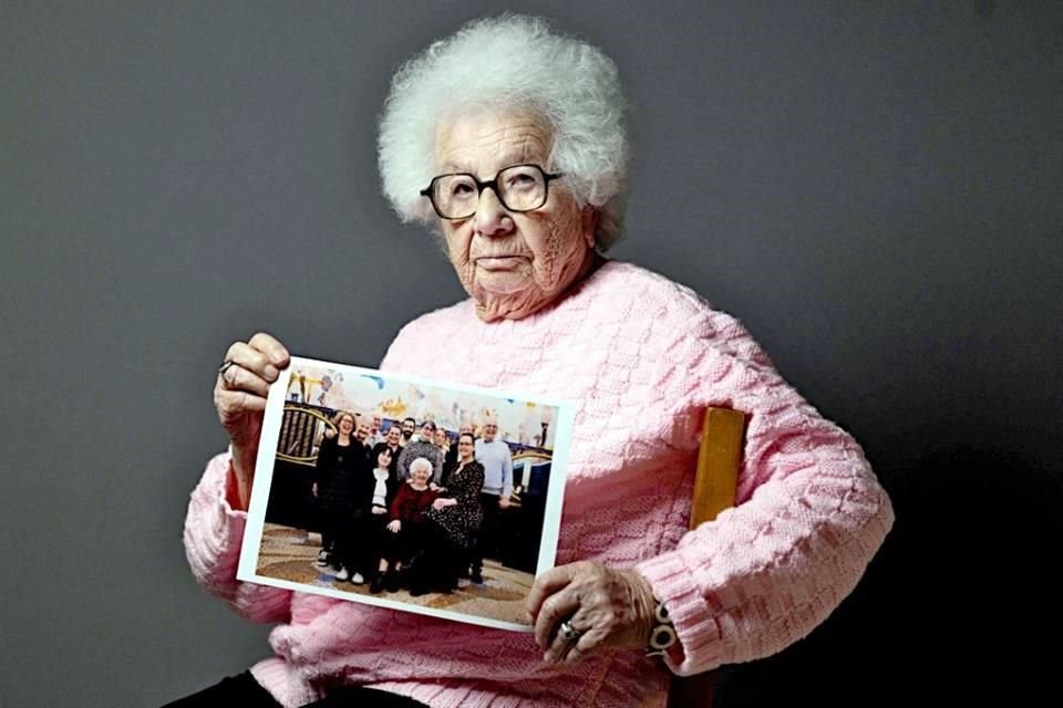 Esther Senot muestra una foto con su familia. Su hermana, fallecida en el Holocausto, le pidió contar la tragedia.