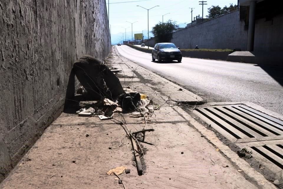  Tarimas, llantas y desechos plásticos se encuentran por toda la ciudad, dando una imagen sucia.