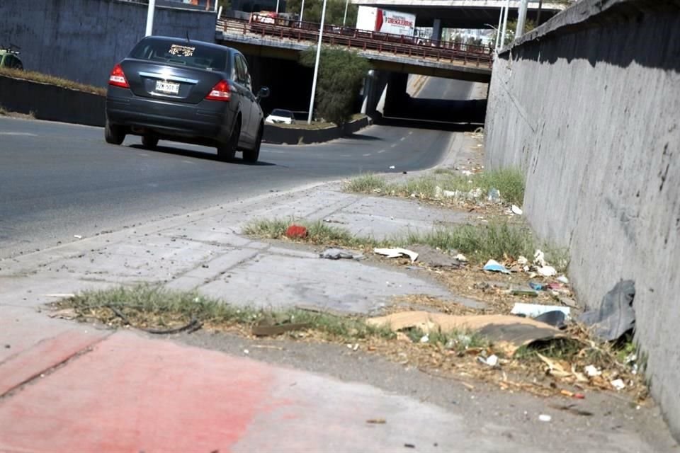  Tarimas, llantas y desechos plásticos se encuentran por toda la ciudad, dando una imagen sucia.