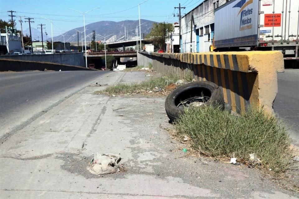  Tarimas, llantas y desechos plásticos se encuentran por toda la ciudad, dando una imagen sucia.