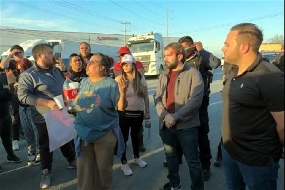  Tras la muerte de una estudiante de 18 años, los vecinos bloquearon la Carretera a Laredo, en Ciénega de Flores.