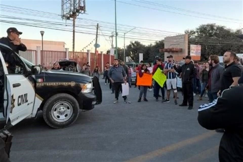  Tras la muerte de una estudiante de 18 años, los vecinos bloquearon la Carretera a Laredo, en Ciénega de Flores.