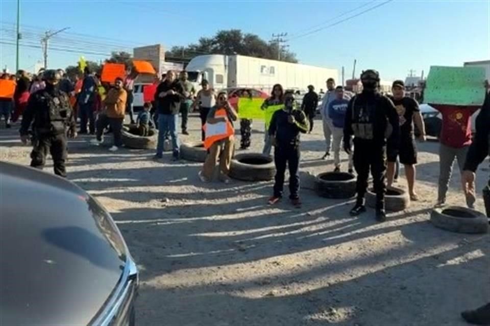  Tras la muerte de una estudiante de 18 años, los vecinos bloquearon la Carretera a Laredo, en Ciénega de Flores.