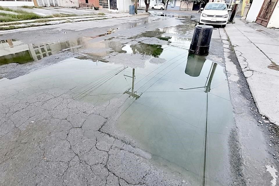 A lo largo de la Ciudad se padecen las aguas negras de drenajes dañados, como en la Colonia Antiguo Corral de Piedra, en San Nicolás, donde llevan más de tres meses con el problema.