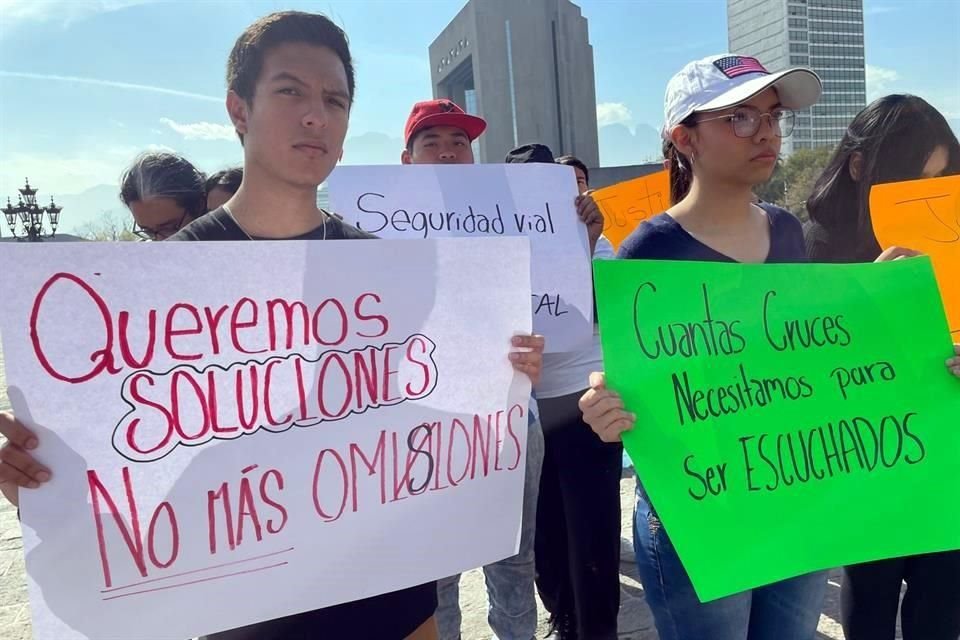 Allegados a joven que murió atropellada en Ciénega exigen al Estado intervenir en caso y que empresa transportista asuma responsabilidad.