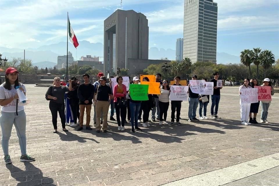 Allegados a joven que murió atropellada en Ciénega exigen al Estado intervenir en caso y que empresa transportista asuma responsabilidad.