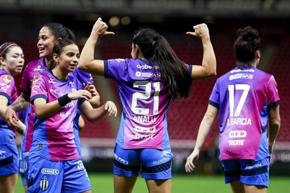 Ana Lucía Martínez (número 21) festeja el gol de la victoria para Rayadas.