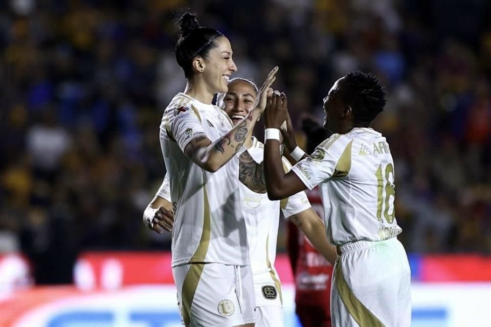 Jennifer Hermoso festeja su primer gol anotado por la vía del penalti.