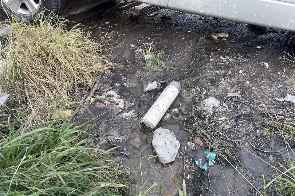 En la calle Emiliano Zapata, entre el cerro y la calle Vicente Guerrero, de una tubería salen aguas negras que recorren cincuenta metros.