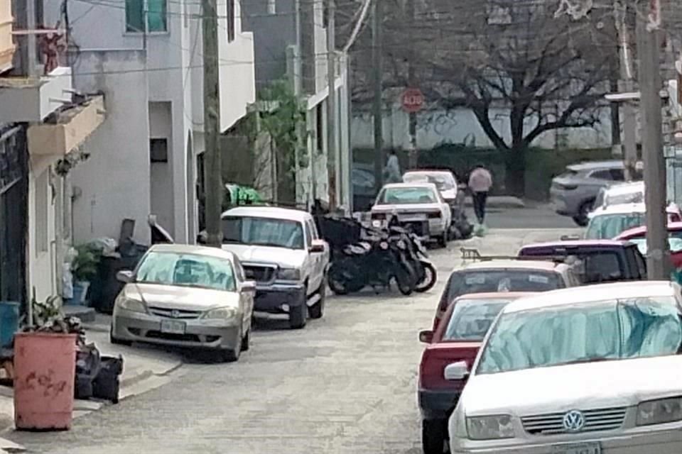 Un taller de motocicletas que opera por las tardes obstruye el paso en una calle de la Colonia Estanzuela, en Monterrey.