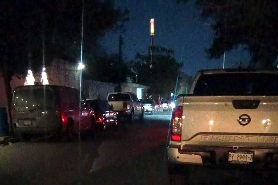 Padres de familia denunciaron que en la calle Francisco Villa, frente la salida de la Prepa 25 de la UANL, en Escobedo, está oscura y con poca vigilancia.