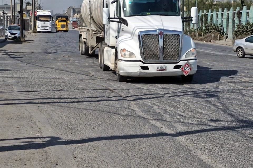 La intersección que comparten Monterrey y San Nicolás es transitada diariamente por cientos de tráileres.