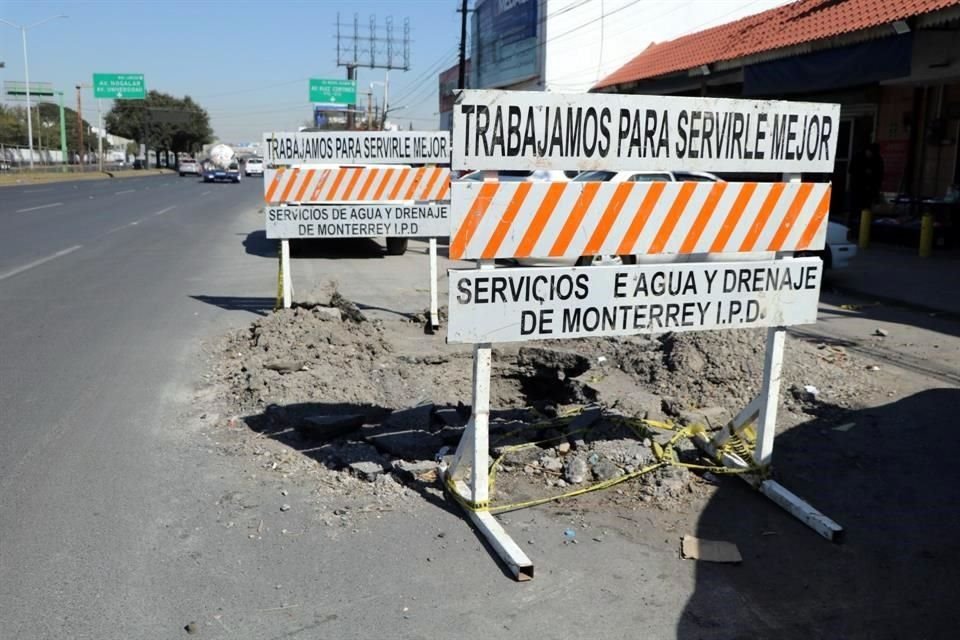 z Calles con señalamientos preventivos y cintas amarillas para advertir sobre pozos y zanjas, son constantes en las vialidades de la Ciudad.