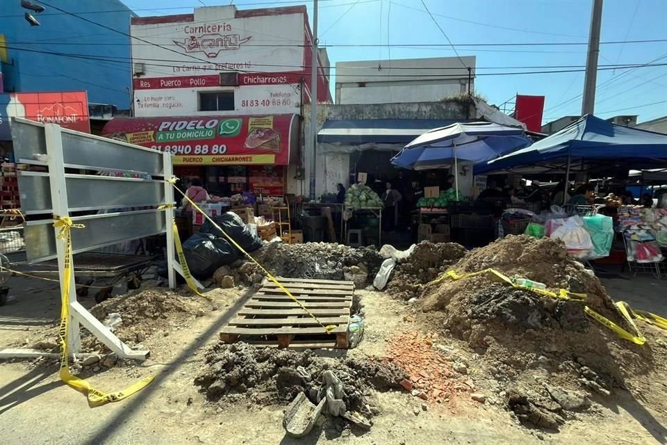 Comerciantes del Centro colocaron una tarima para atravesar por una zona donde se realizó una reparación del drenaje.