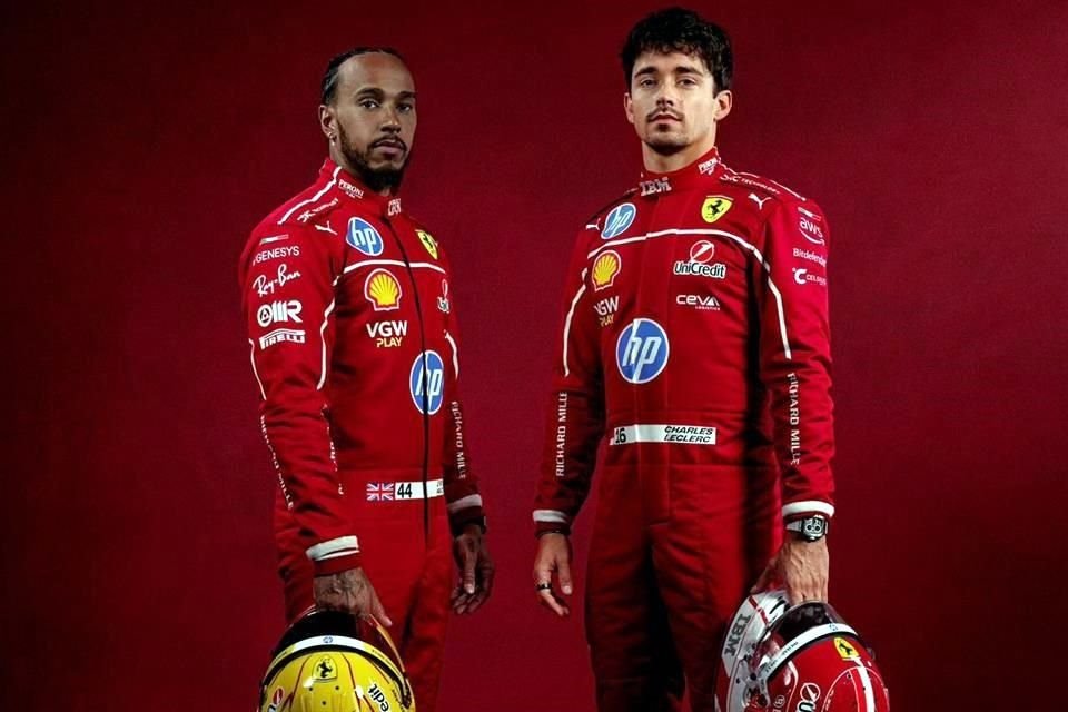 Así lucen Lewis Hamilton y Charles Leclerc con la nueva indumentaria de Ferrari para el 2025.