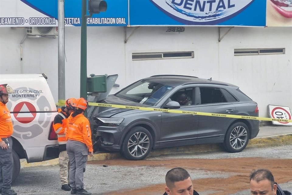 El hombre quedó dentro de su vehículo.