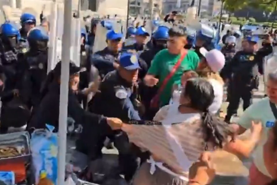 Una riña entre comerciantes y policías dejó como saldo a tres personas detenidas tras realizar forcejeos para evitar desalojo en la Alameda. 
