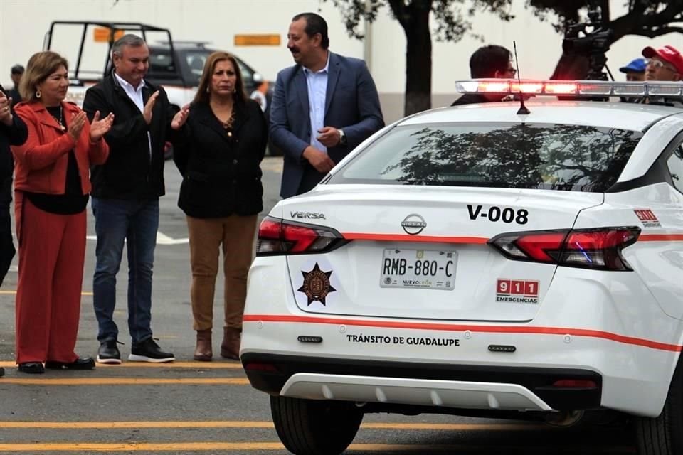 El Alcalde emecista Héctor García hizo la entrega de las patrullas nuevas.