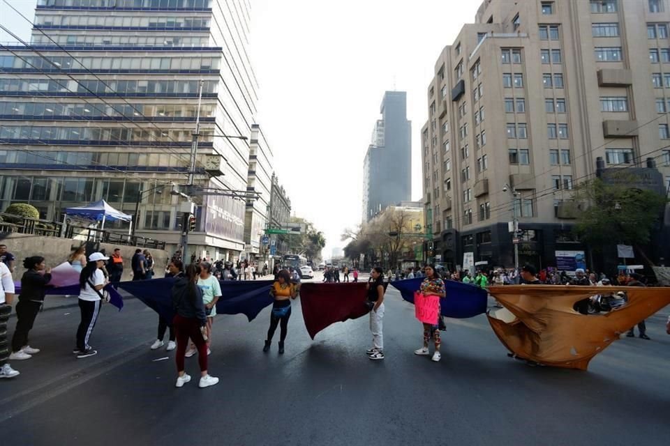 Vendedores ambulantes de la Alameda Central bloquean Eje Central Lázaro Cárdenas y Avenida Juárez en demanda de la liberación de unos compañeros detenidos horas antes.