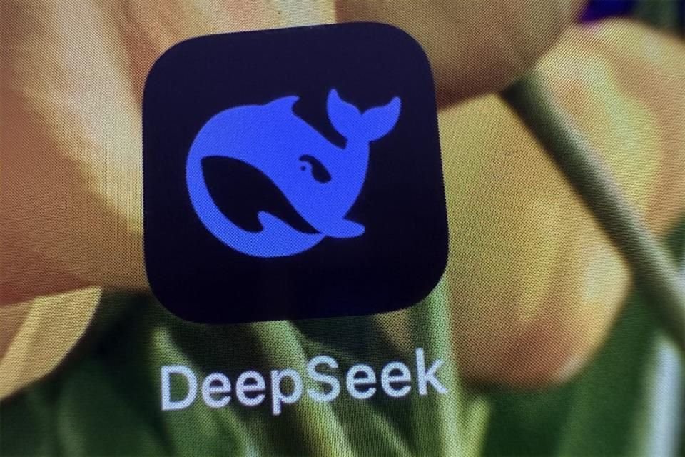 DeepSeek aseguró haber desarrollado un chatbot de Inteligencia Artificial (IA) a un costo de sólo 5.6 millones de dólares.