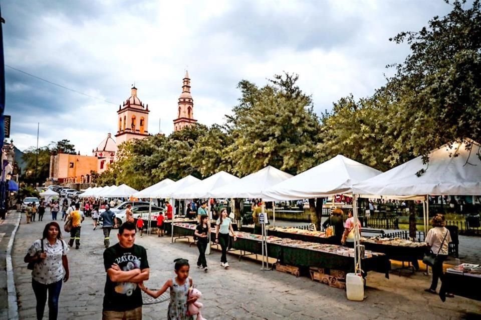 Dentro del Santiago lee, una veintena de casas editoras exhibirá sus títulos en la plaza principal del municipio.