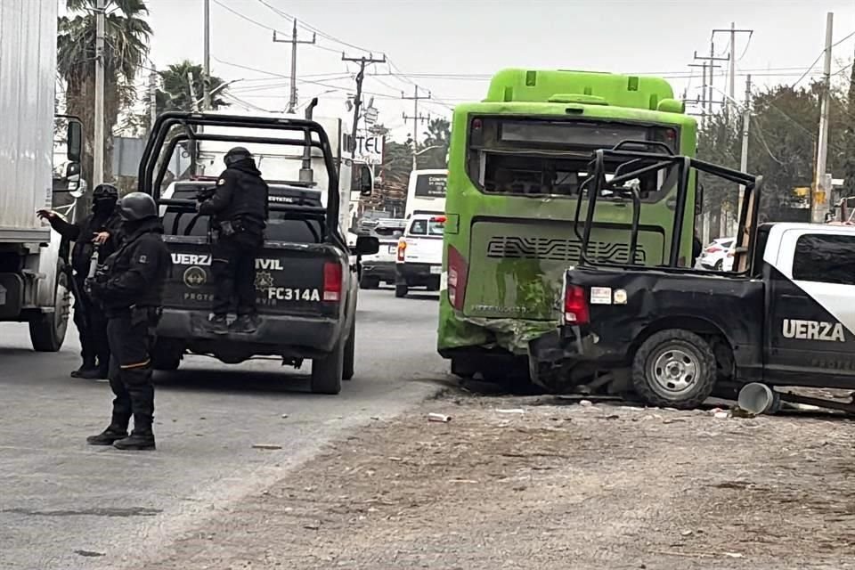  Durante la huida, presuntamente los delincuentes arrojaron 'ponchallantas' y eso habría provocado daño a una llanta de una patrulla que terminó estrellada contra un camión urbano.