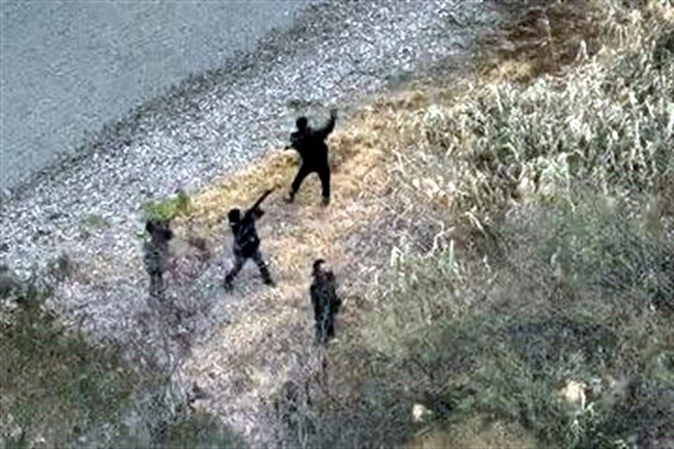 El video captado por drones muestra a varias personas apuntando sus armas hacia el lado estadounidense.