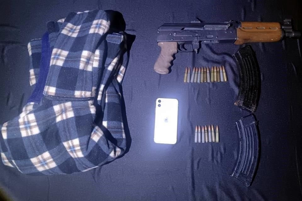Un adolescente es detenido con un fusil AK-47, con cargadores y balas, mientras caminaba por la Colonia Alianza, en Escobedo.