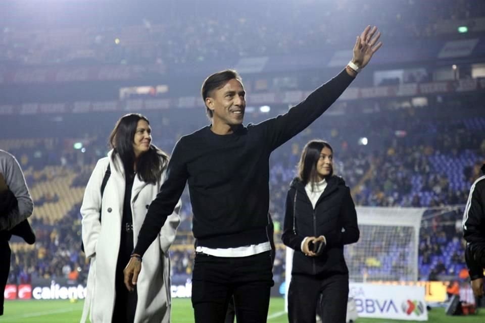 Lucas Lobos saluda a la afición previo a ser elevado al Anillo de Leyendas.