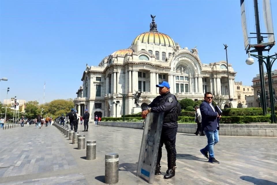 En la zona que divide el Palacio de Bellas Artes y la Alameda Central, los elementos de seguridad se colocaron con escudos
