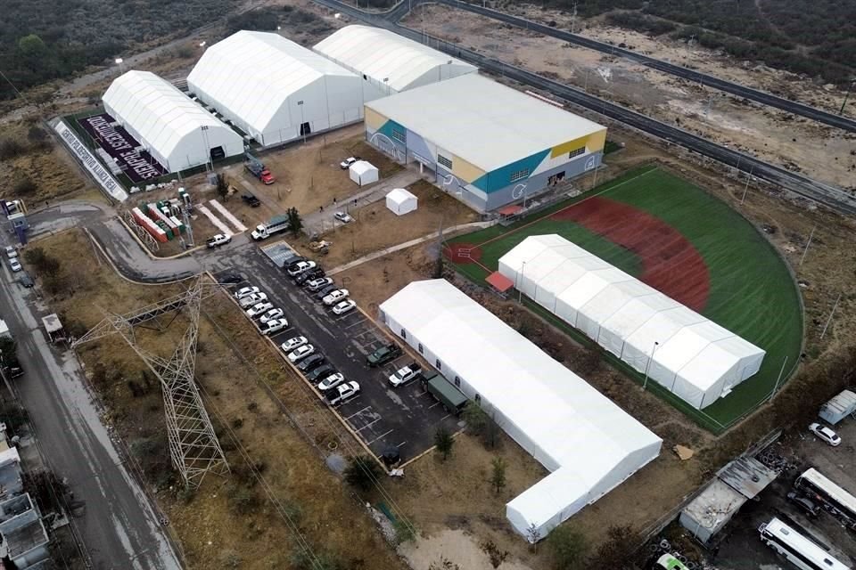 La semana pasada, relató, comenzaron a instalar tres grandes carpas en una cancha de futbol y otras dos más pequeñas en una cancha de beisbol del Polideportivo. 