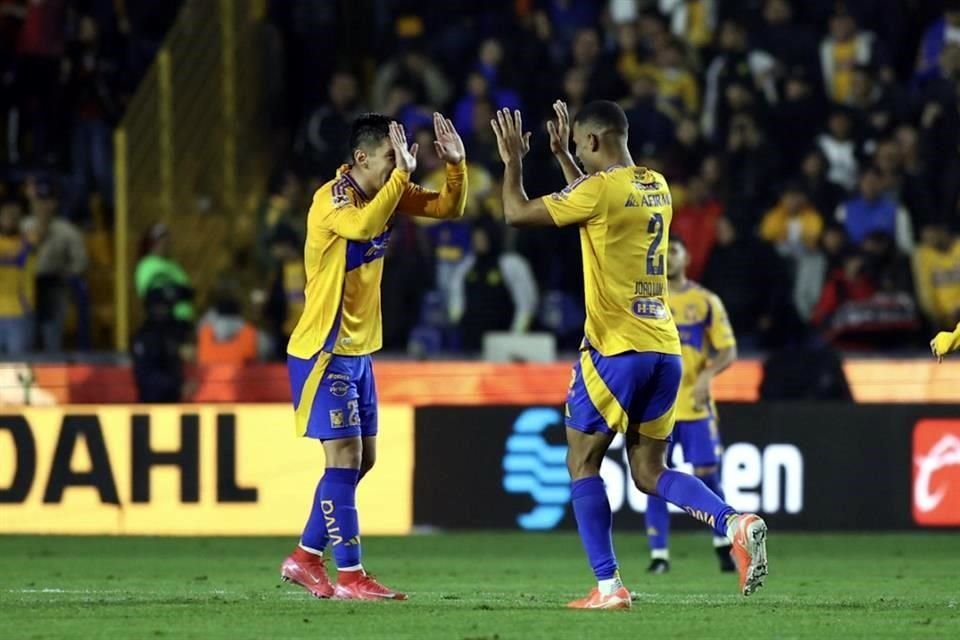 El defensa brasileño marcó su primer gol con los felinos.