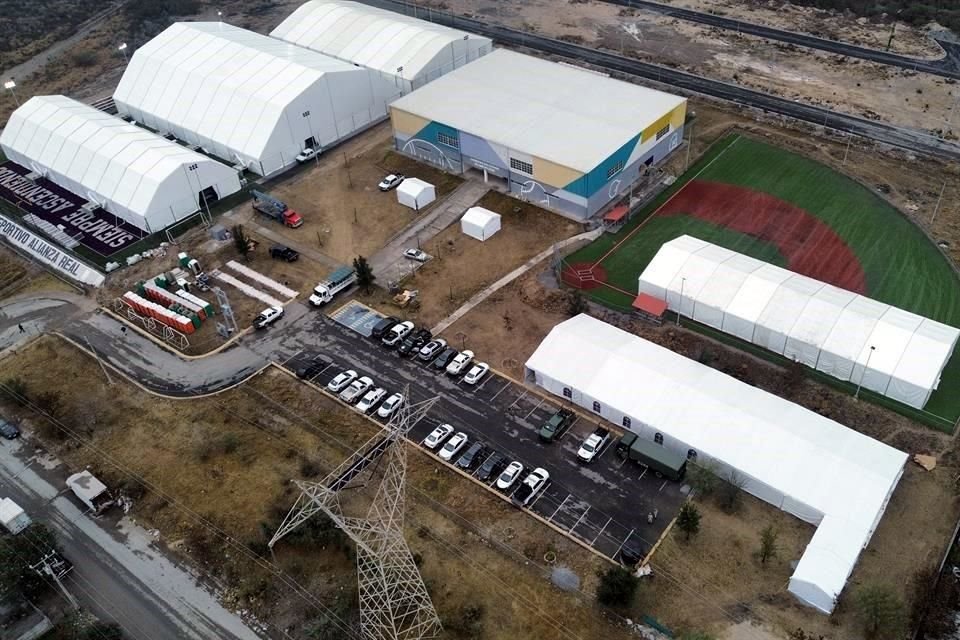 La semana pasada, relató, comenzaron a instalar tres grandes carpas en una cancha de futbol y otras dos más pequeñas en una cancha de beisbol del Polideportivo. 