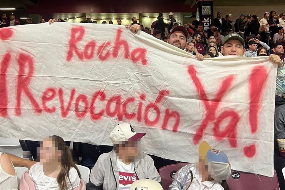 Fanáticos del beisbol se pronunciaron en el estadio previo a iniciar partido de la LMP contra la violencia al grito de 'fuera Rocha'.